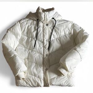 GAP Women’s Quilted White puffer jacket with hood. Women’s Size Medium